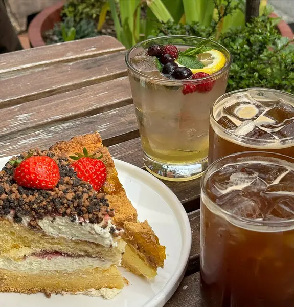 Bir fincan çay ve bir bardak çay.