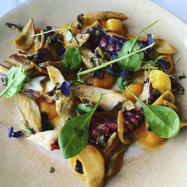 Restoranda nefis yemekler var.