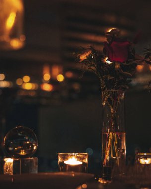 Güzel bir buket gül ve mum.