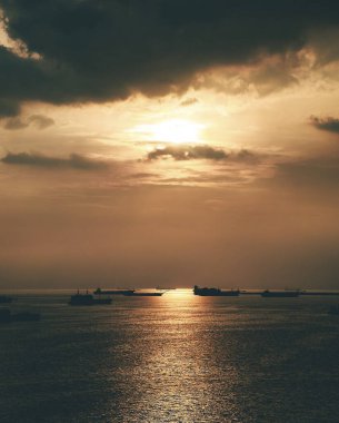 Denizin üzerinde güzel bir gün batımı