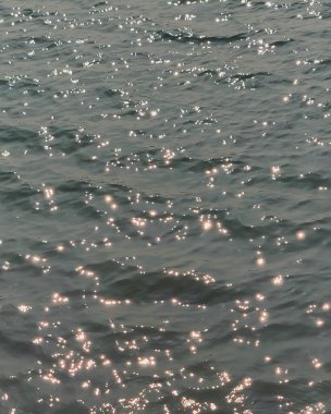 Siyah zemin üzerinde deniz dalgaları. Gün batımında deniz dalgaları