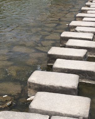 Parktaki taş merdivenler.