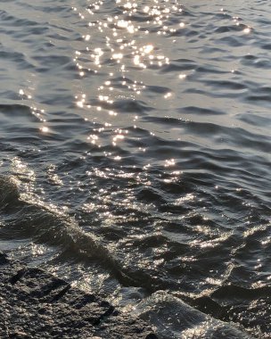 Güneş ışığında deniz dalgası.