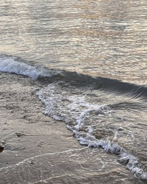 Denizin üzerinde gün batımı.