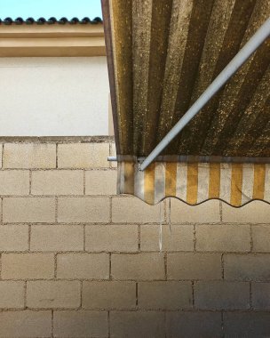 Bir binanın duvarındaki su borusu.