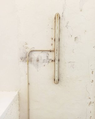 Beyaz saplı paslı metal duvar