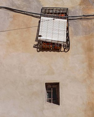 Köydeki eski ahşap ev.