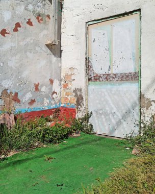 Yeşil duvar beyaz boya ve kırmızı fayanslarla kaplı. arkaplan.