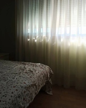 Yatak odasının içinde bir yatak var.