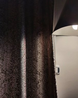 Bir otel odasının içinde.