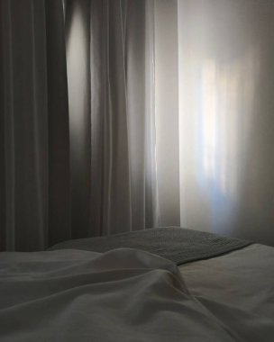 Modern bir otel odası.