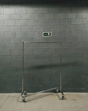 Modern bir binada eski paslı metal bir tramvay..