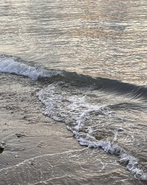 Denizin üzerinde gün batımı.