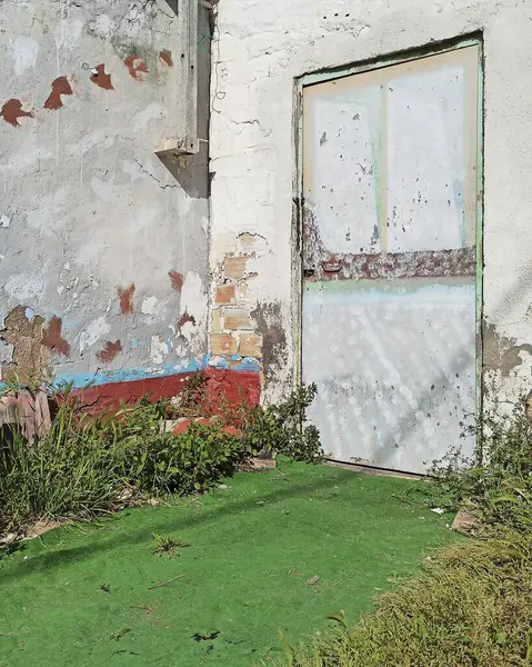 Yeşil duvar beyaz boya ve kırmızı fayanslarla kaplı. arkaplan.