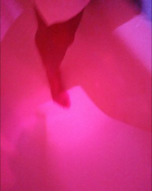 Bir bardak suyla soyut bir arkaplan