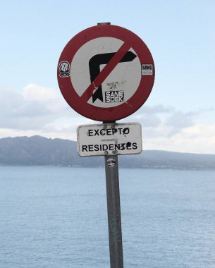 Sahilde giriş işareti yok.