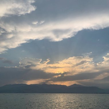 Denizin üzerinde güzel bir gün batımı