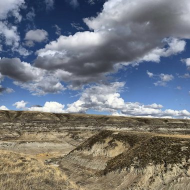 Nehir ve bulutlu gökyüzü olan güzel bir manzara.