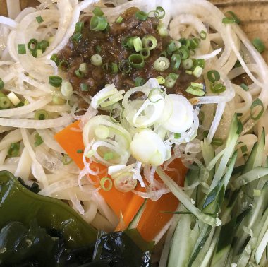 domuz eti ve sebze erişte