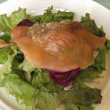 Salata ve limonlu taze somon.