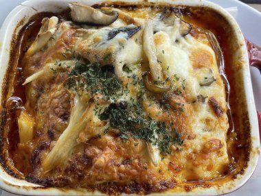 Kıyma ve domates soslu lezzetli lazanya.