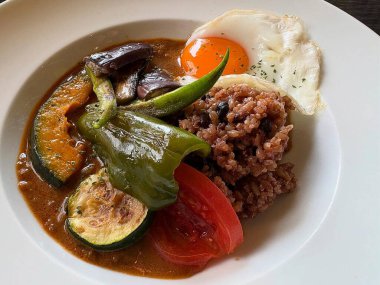 Sebzeli pilav, sahanda yumurta ve ot.