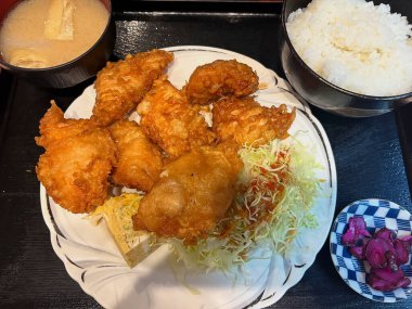 Sebze ve soslu kızarmış tavuk.