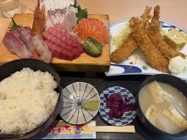 Somon ve sebzeli suşi.