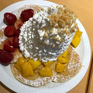 Kremalı ve meyveli leziz krepler.