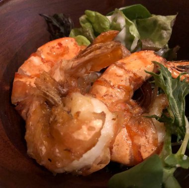 Kasede kızartılmış karides.