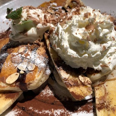 çilek ve krema ile çikolatalı kek.