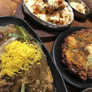 Lezzetli Asya yemeklerinin yakın görüntüsü