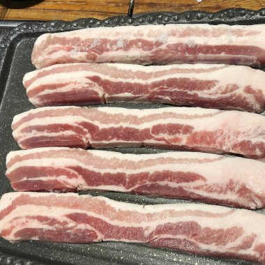 Mutfaktaki ahşap masada taze pastırma.