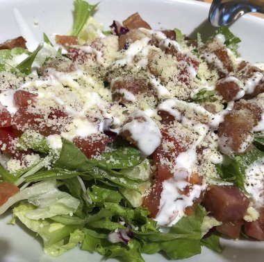 Somon, peynir ve otlu salata.