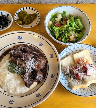 Parmesan peynirli ve fesleğenli geleneksel İtalyan makarnası