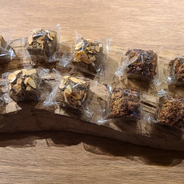 Masadaki tahta kutuda bir sürü çikolata.