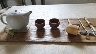 Ahşap masada çay seremonisi