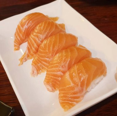 somon suşili sashimi tabakta
