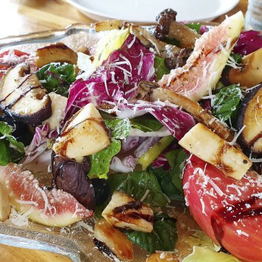 Sebzeli ve peynirli salata.