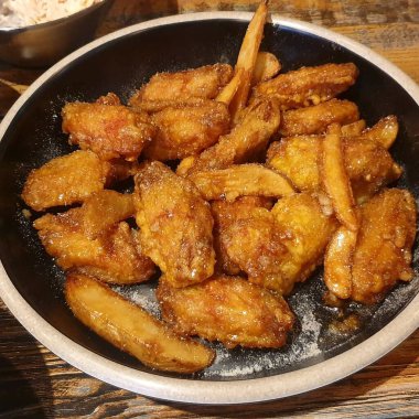 Sos ve baharatlı kızarmış tavuk kanadı.