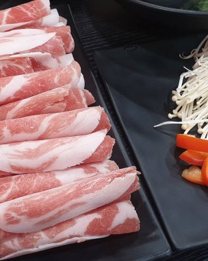 Siyah arka planda çiğ domuz eti