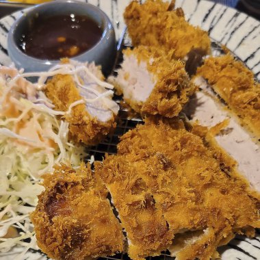 Sarımsaklı kızarmış domuz eti ve sos.