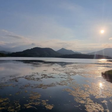 Gölün üzerinde güzel bir gün batımı