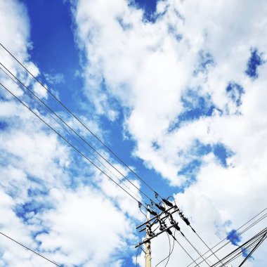 yüksek voltajlı elektrik hatları ve mavi gökyüzü