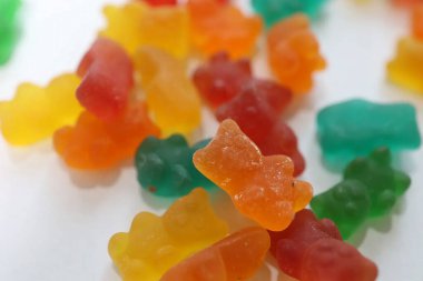 Beyazın üzerinde izole edilmiş renkli şekerlerin yakın plan çekimi