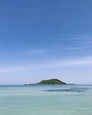 Mavi gökyüzü olan güzel sahil