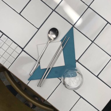 Bir fincan çay ve masada kaşık.