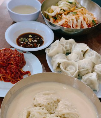 Kore yemeği, pirinç keki, kimçi, kimçi ve sebze.