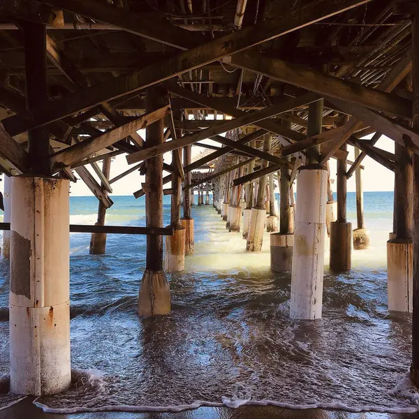 Ahşap iskele ve iskelesi olan iskele.