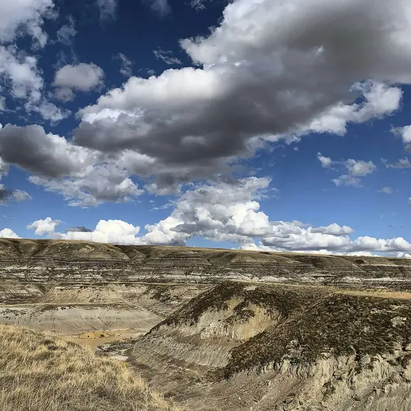 Nehir ve bulutlu gökyüzü olan güzel bir manzara.